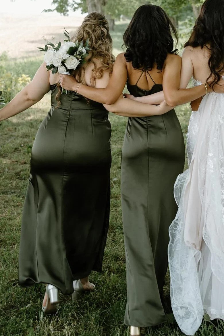 Vestido de dama de honor color champán con tirantes finos y cuello vuelto