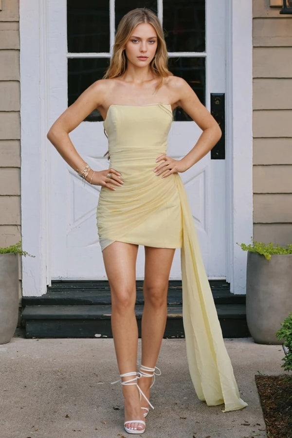 Süßes figurbetontes trägerloses kurzes Homecoming-Kleid mit Drapierung