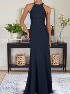 Vestido largo de madre de la novia con cuello halter y apliques en azul polvoriento