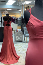 Vestido de fiesta largo con tirantes y cuello vuelto de sirena en color malva