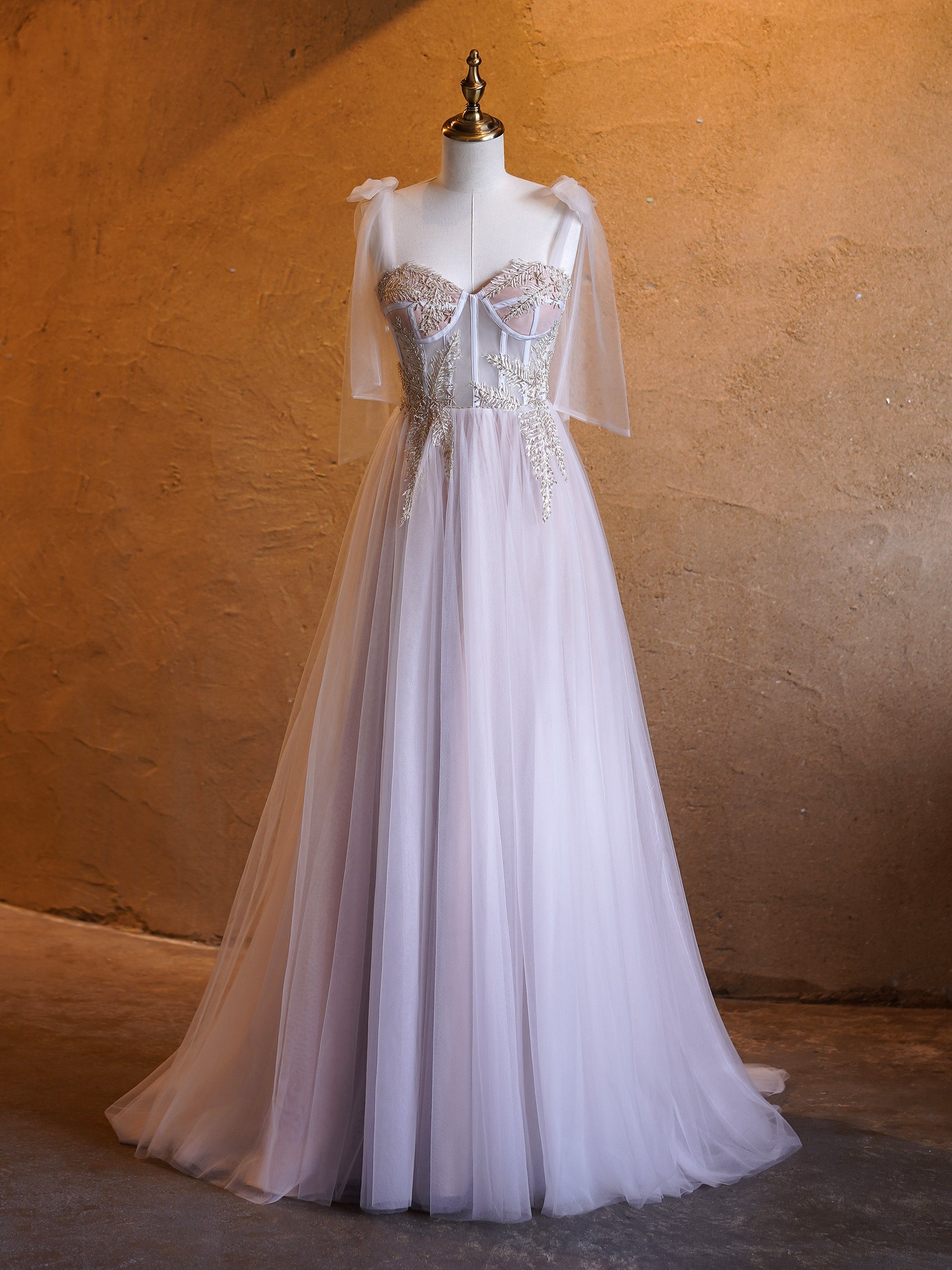 Vestido de fiesta largo con cola larga, tirantes finos, apliques de corsé y tul