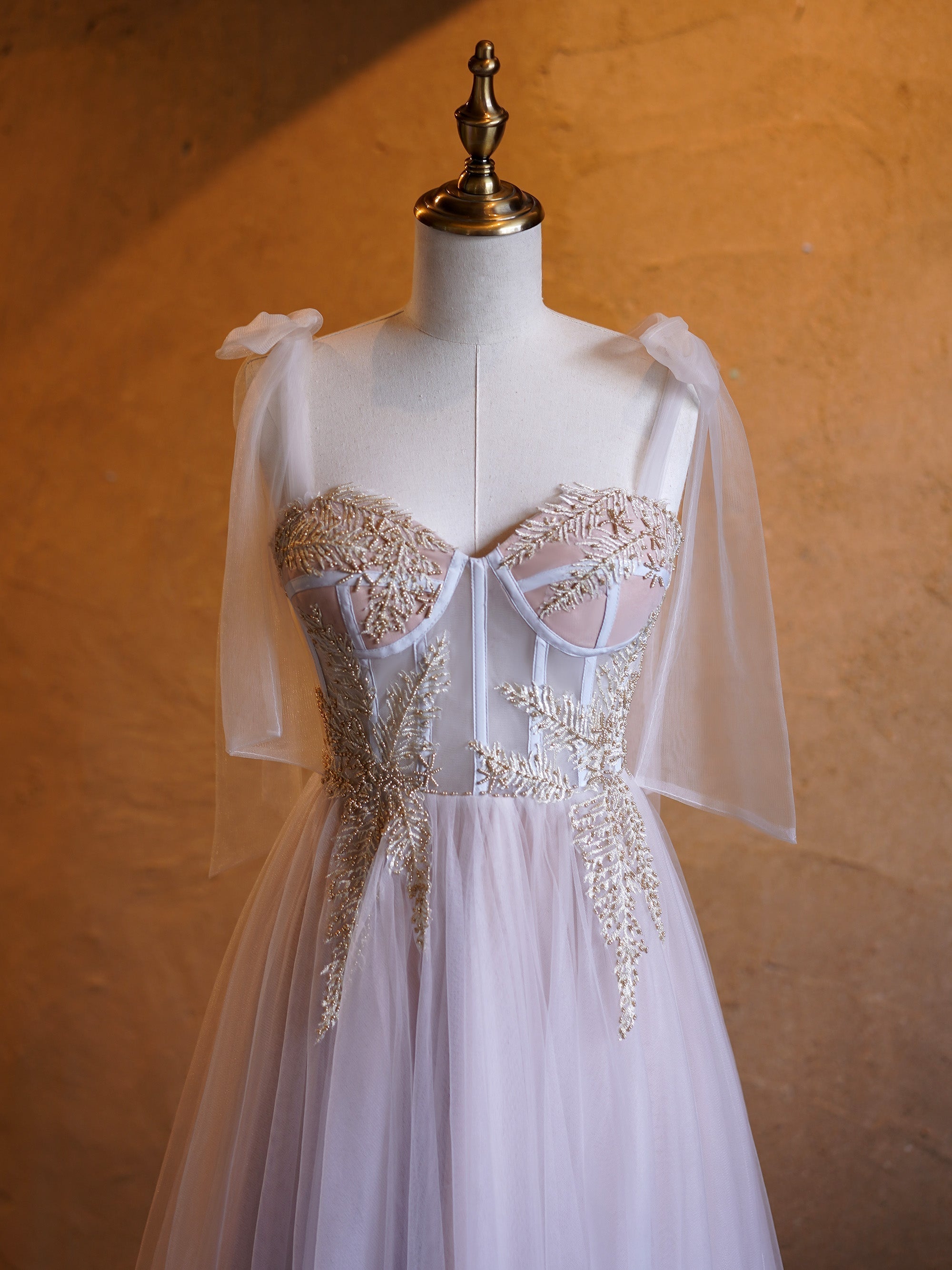 Vestido de fiesta largo con cola larga, tirantes finos, apliques de corsé y tul