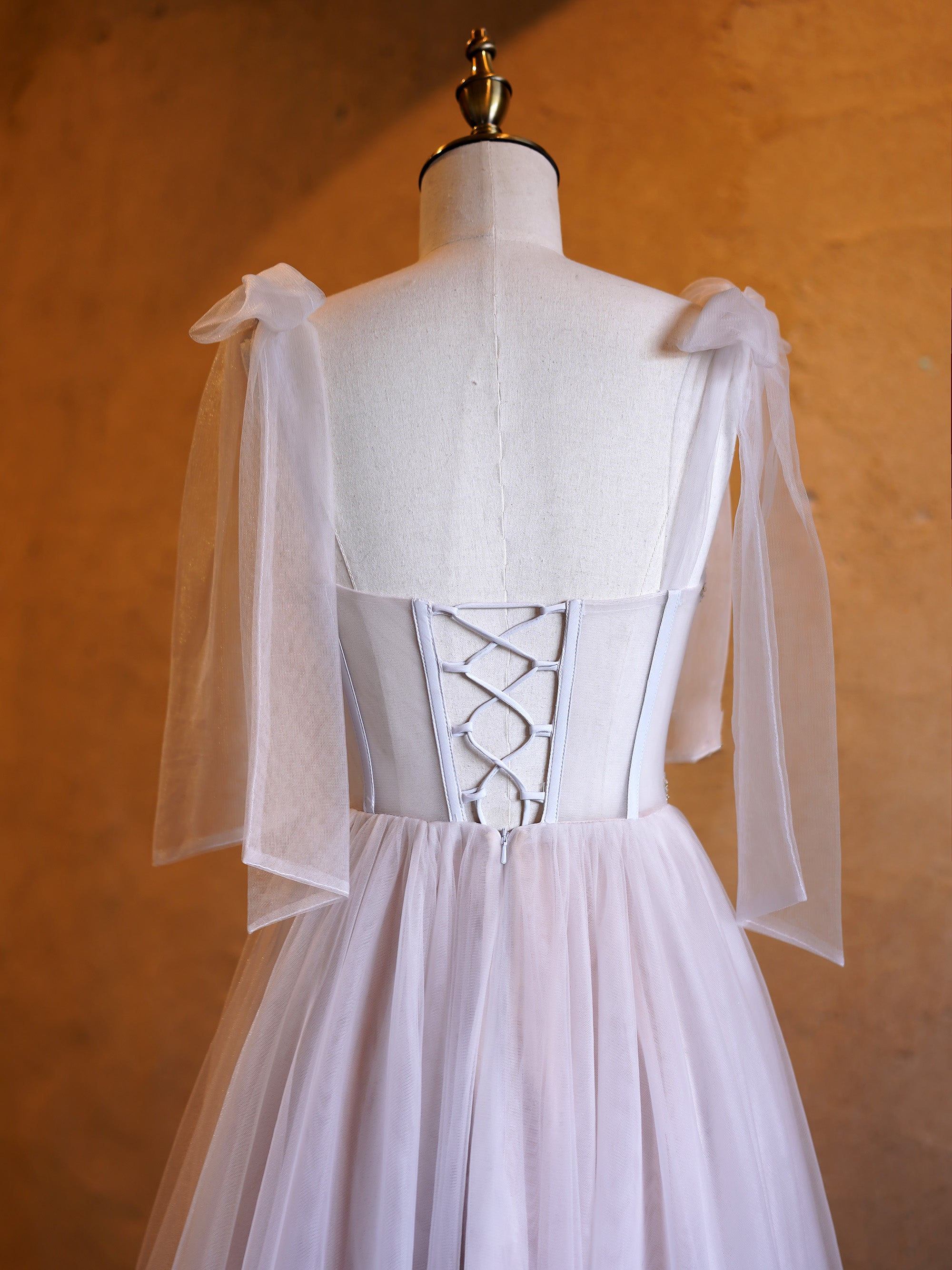 Vestido de fiesta largo con cola larga, tirantes finos, apliques de corsé y tul