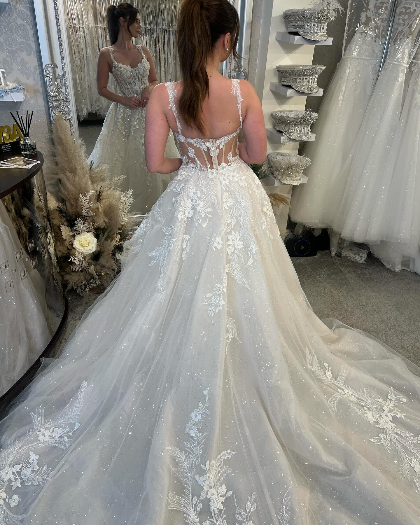 Designer A-Linie Spaghettiträger Ärmellose Tüll Hochzeitskleider mit Spitze