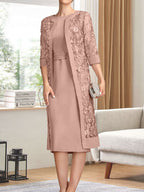 Vestido de gasa para madre de la novia con escote redondo hasta la rodilla, corte tubo/columna y lentejuelas plisadas