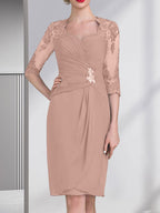 Etuikleid/Säulenkleid mit Herzausschnitt, knielang, aus Chiffon für die Mutter der Braut mit Perlenapplikationen, Spitze, Pailletten und Falten