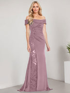 A-Linien-Kleid mit schulterfreiem bodenlangem Schnitt, Applikationen, Perlenstickerei, Meerjungfrauen-Stil und hohem Beinschlitz – perfekt für die Mutter der Braut. 