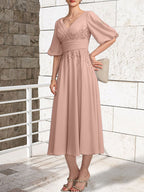 A-Linien-Kleid aus Chiffon mit V-Ausschnitt und Teelänge für die Mutter der Braut mit Falten