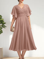A-Linien-Chiffonkleid mit V-Ausschnitt, Teelänge und plissierter Perlenstickerei für die Mutter der Braut