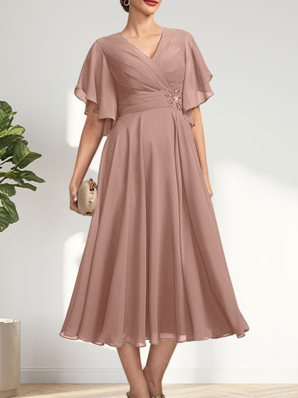 A-Linien-Chiffonkleid mit V-Ausschnitt, Teelänge und plissierter Perlenstickerei für die Mutter der Braut