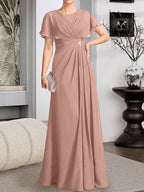 A-Linien-Kleid aus Chiffon mit Rundhalsausschnitt und bodenlanger Verarbeitung, verziert mit plissierten Perlen.