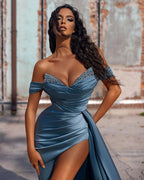 Vestido de fiesta largo de satén con corte sirena y abertura