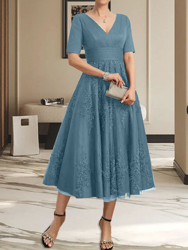 A-Linien-Kleid mit V-Ausschnitt, Teelänge, Tüllspitze und Falten für die Mutter der Braut