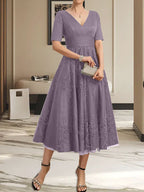A-Linien-Kleid mit V-Ausschnitt, Teelänge, Tüllspitze und Falten für die Mutter der Braut