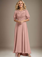 A-Linien-Kleid mit asymmetrischem Chiffon-Spitzenausschnitt und Perlenstickerei für die Mutter der Braut. 