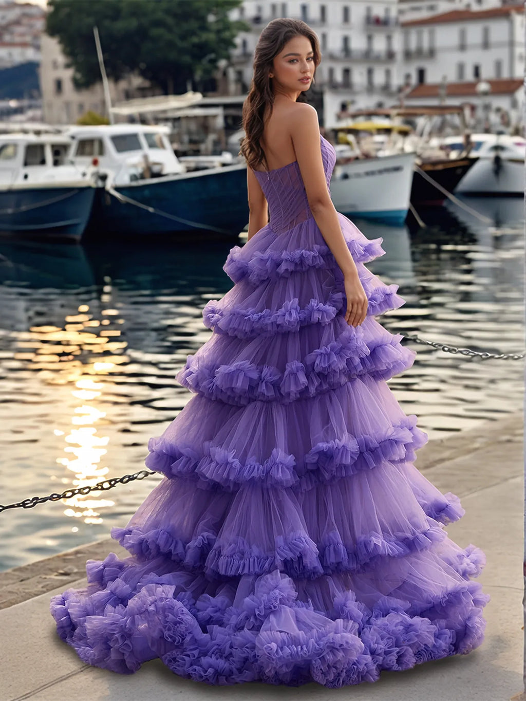 Vestido de fiesta con capas escalonadas, sin tirantes y con top de corsé plisado y transparente