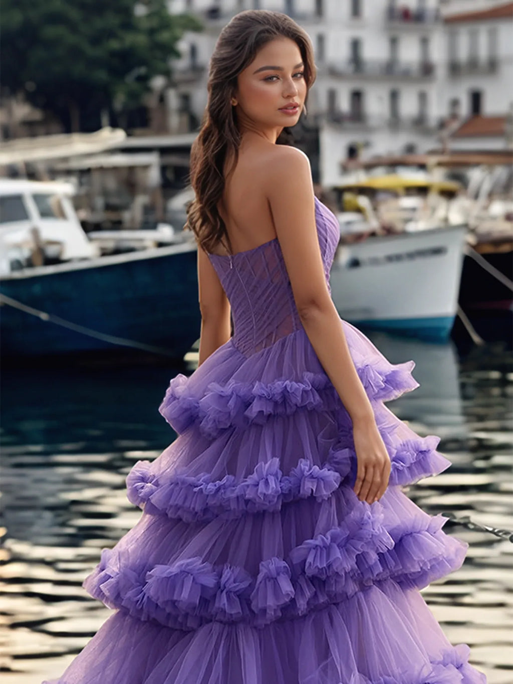 Vestido de fiesta con capas escalonadas, sin tirantes y con top de corsé plisado y transparente