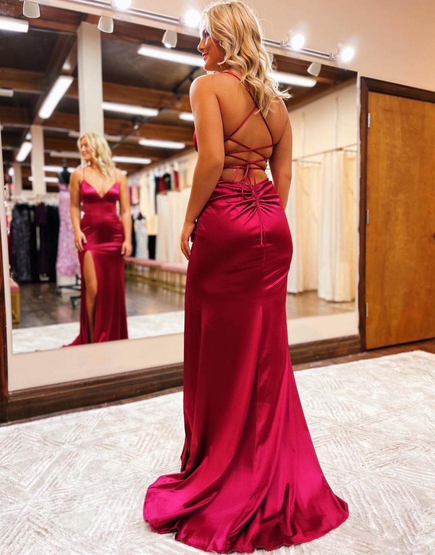Meerjungfrauen-Abendkleid aus Satin mit Spaghettiträgern und Schlitz