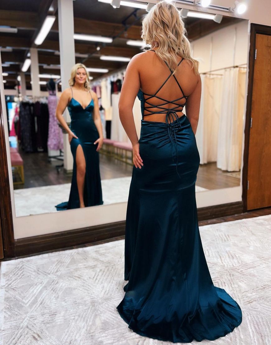 Meerjungfrauen-Abendkleid aus Satin mit Spaghettiträgern und Schlitz