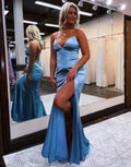 Meerjungfrauen-Abendkleid aus Satin mit Spaghettiträgern und Schlitz