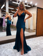 Meerjungfrauen-Abendkleid aus Satin mit Spaghettiträgern und Schlitz