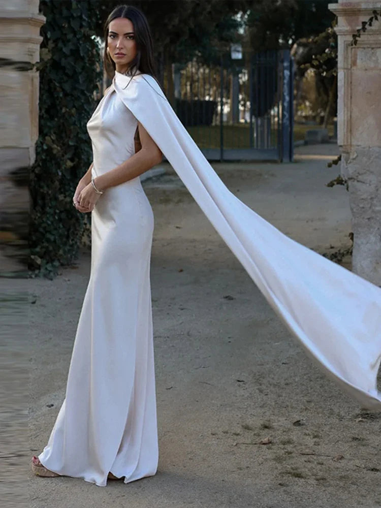 Elegante vestido de satén con cuello halter