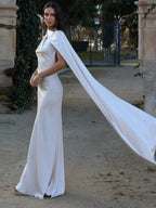 Elegante vestido de satén con cuello halter