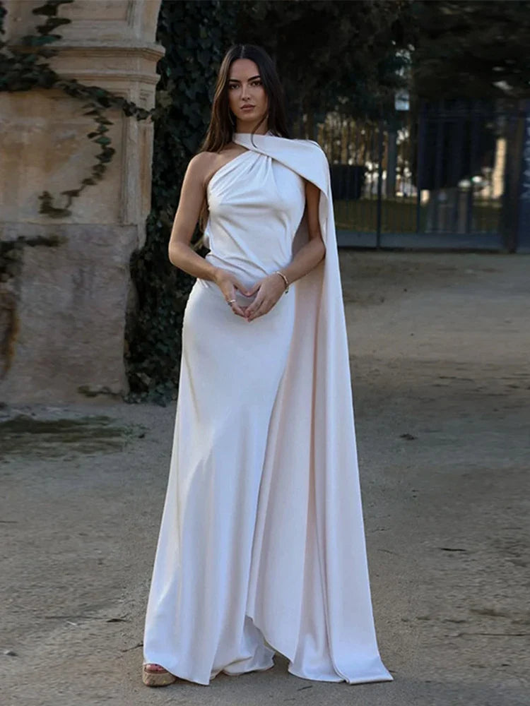 Elegante vestido de satén con cuello halter
