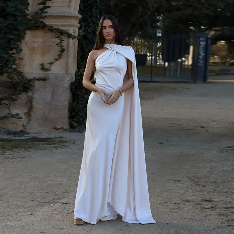 Elegante vestido de satén con cuello halter