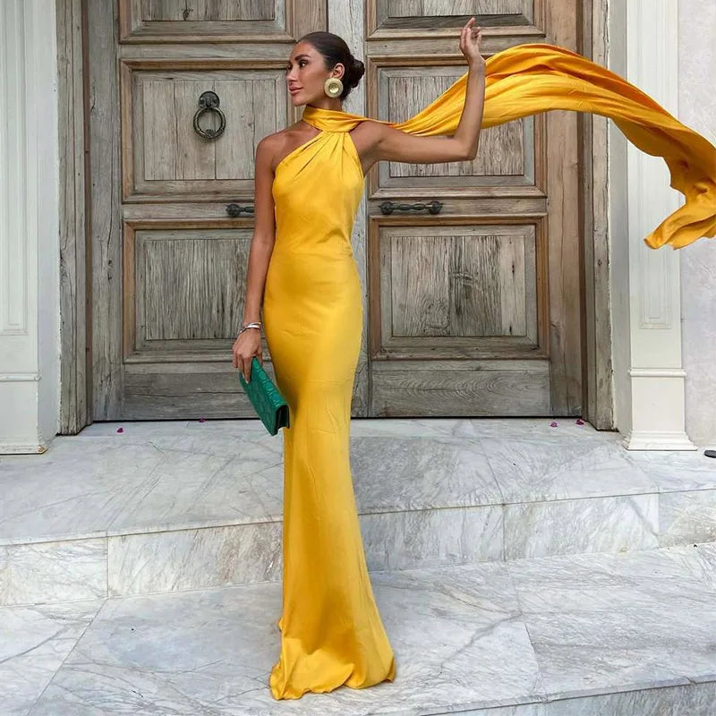 Elegante vestido de satén con cuello halter