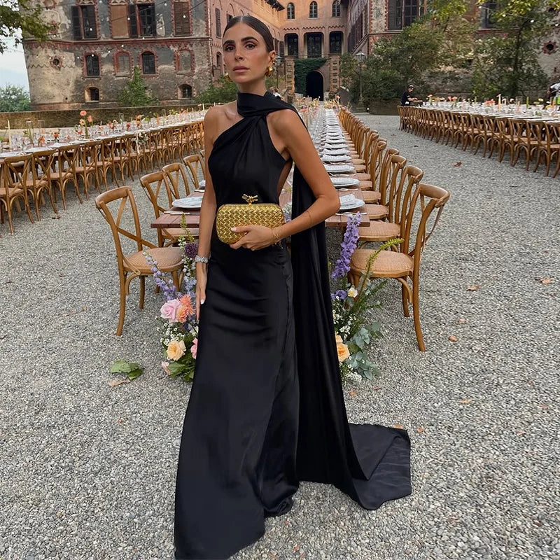 Elegante vestido de satén con cuello halter