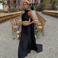Elegante vestido de satén con cuello halter