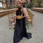 Elegante vestido de satén con cuello halter