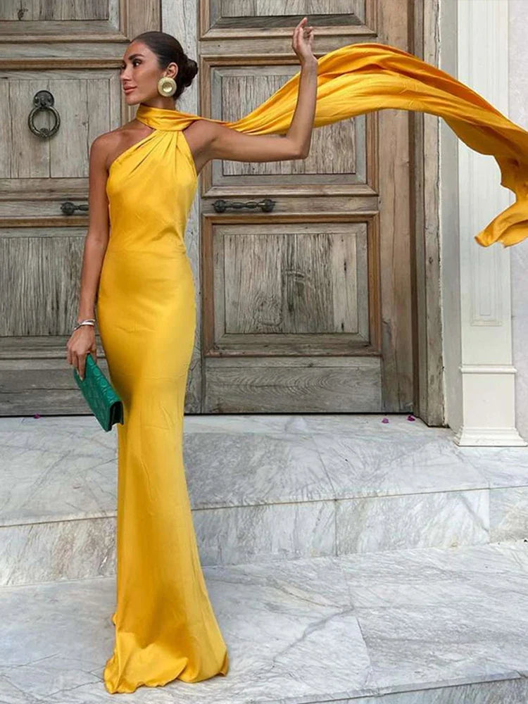 Elegante vestido de satén con cuello halter