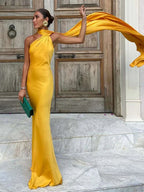 Elegante vestido de satén con cuello halter