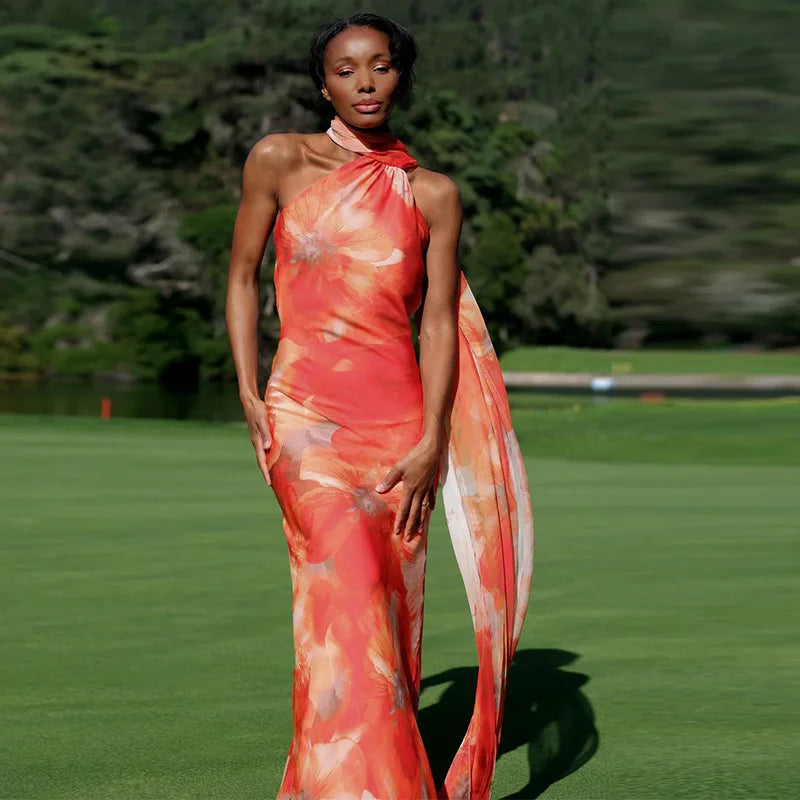 Elegante vestido de satén con cuello halter