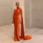 Elegante vestido de satén con cuello halter