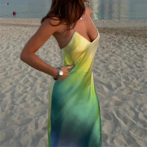 Elegante vestido vacacional de satén con efecto tie-dye