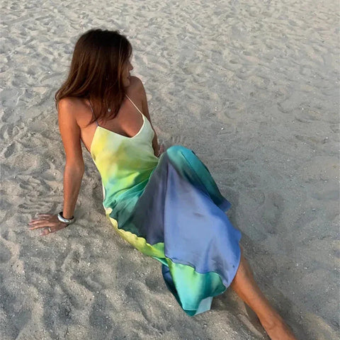 Elegante vestido vacacional de satén con efecto tie-dye