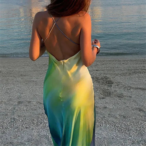 Elegante vestido vacacional de satén con efecto tie-dye