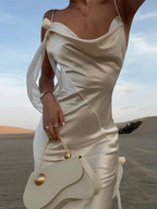 Elegante vestido maxi de satén blanco para vacaciones