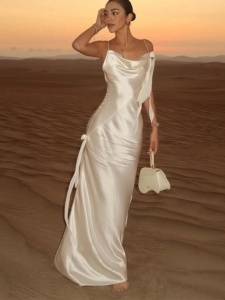 Elegante vestido maxi de satén blanco para vacaciones