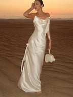 Elegante vestido maxi de satén blanco para vacaciones