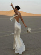 Elegante vestido maxi de satén blanco para vacaciones