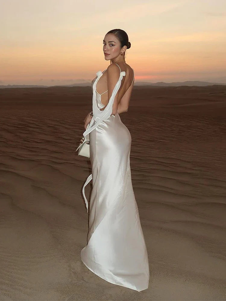 Elegante vestido maxi de satén blanco para vacaciones
