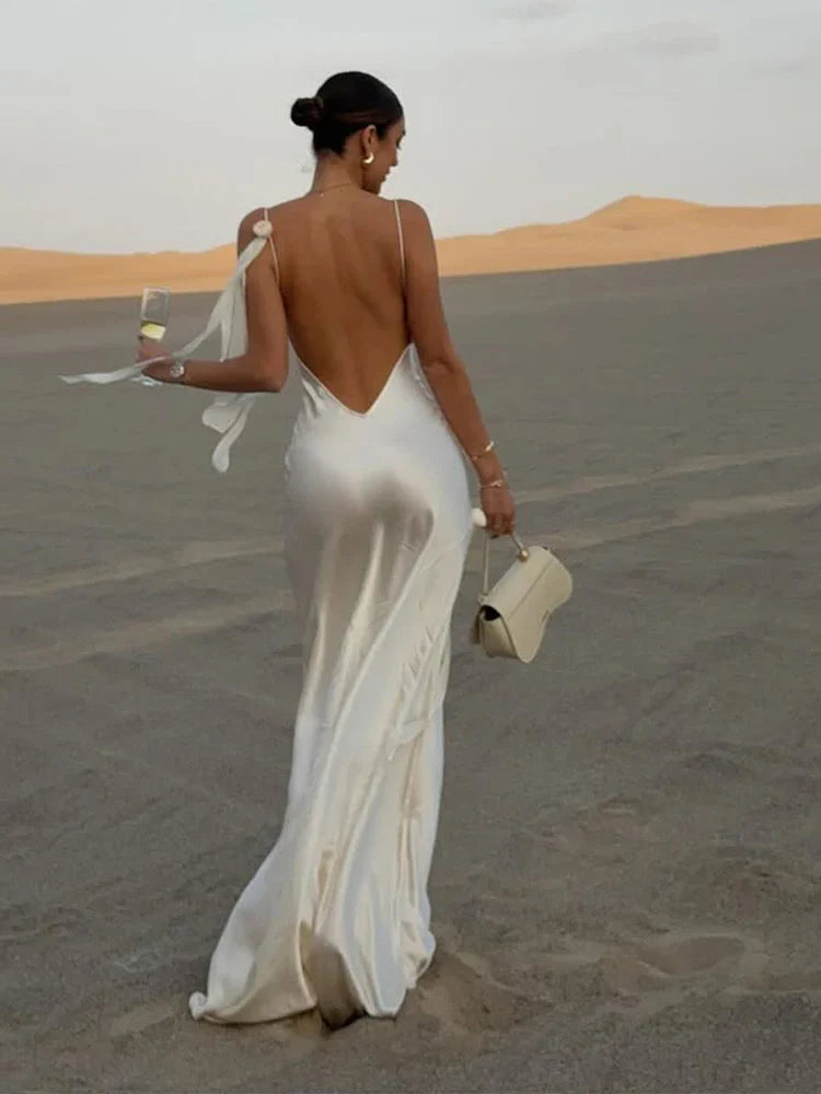 Elegante vestido maxi de satén blanco para vacaciones