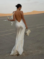 Elegante vestido maxi de satén blanco para vacaciones