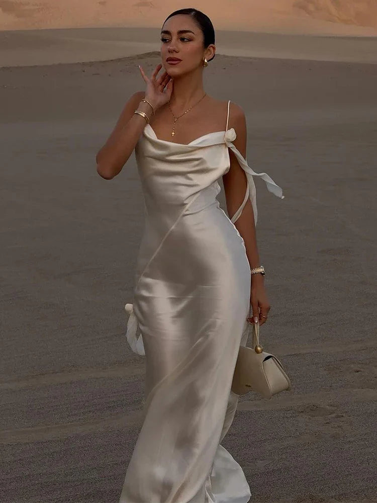 Elegante vestido maxi de satén blanco para vacaciones