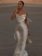 Elegante vestido maxi de satén blanco para vacaciones