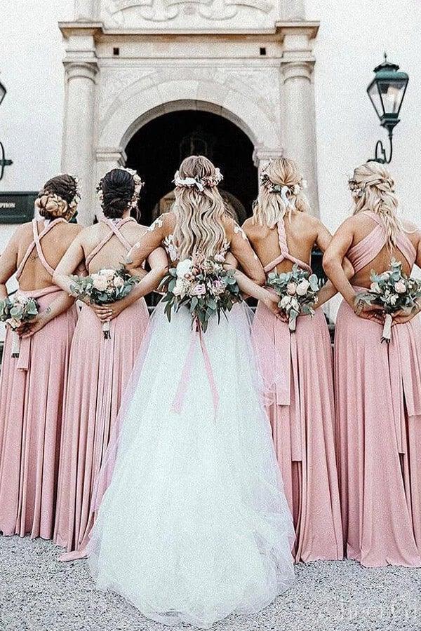 Elegante vestido de dama de honor largo con escote en V, satén elástico y pliegues rosas.